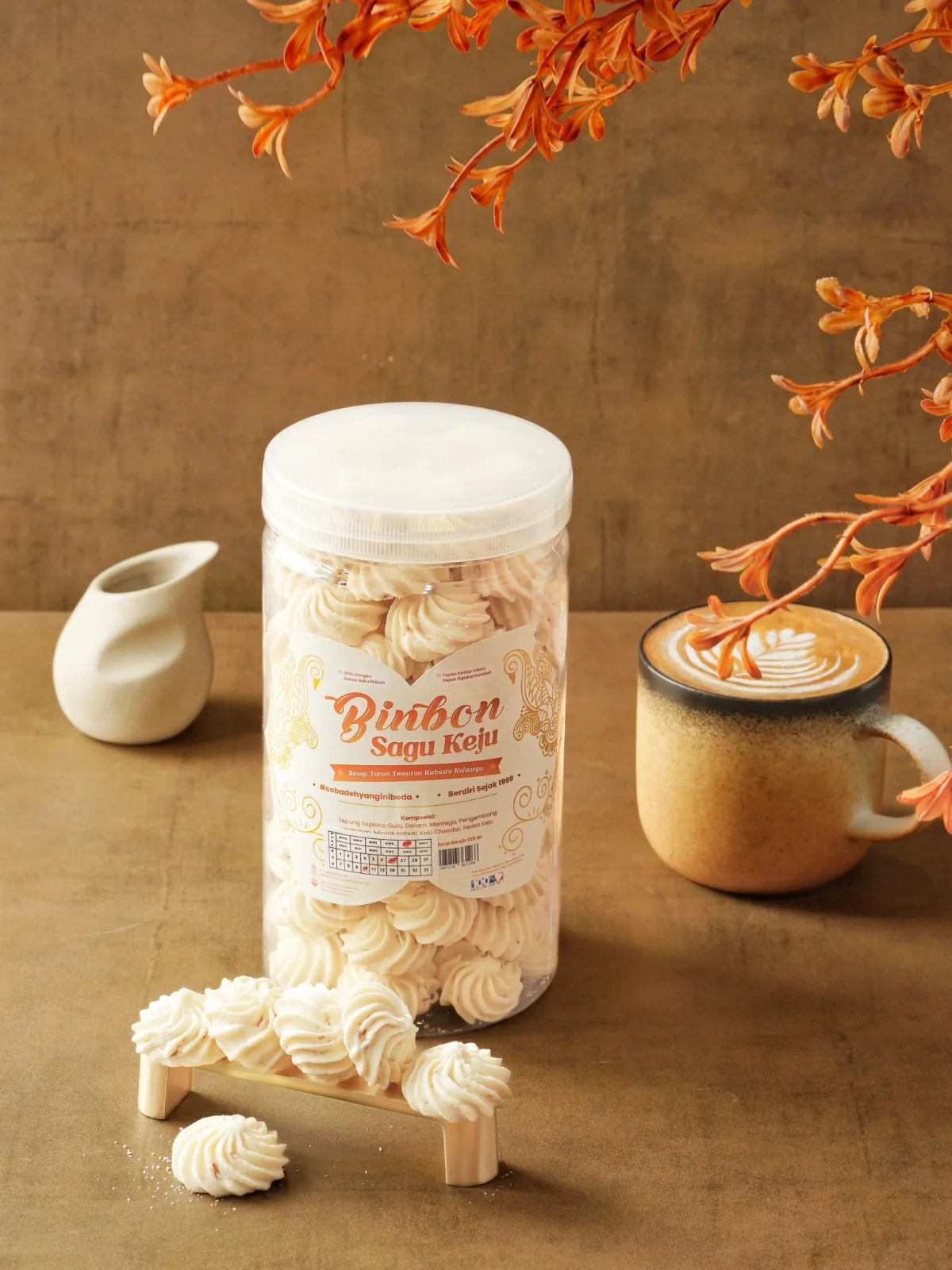 Toples Binbon Sagu Keju di atas meja kayu dengan secangkir kopi